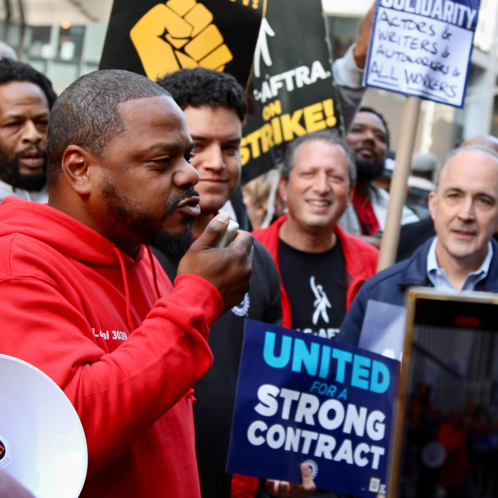 北约工人加入抗议，团结集会，历史性总统访问和如何帮助：UAW罢工新闻一览
