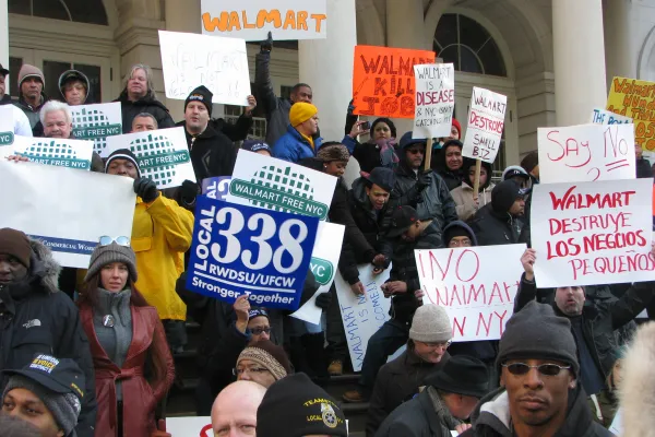stand-workers-black-friday-walmart-cityhall-crowd-001.jpg