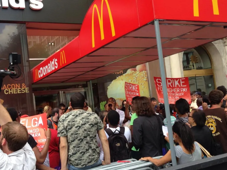 fast-food-workers-strike-better-pay-ability-join-union-huelga-fast-food.jpg