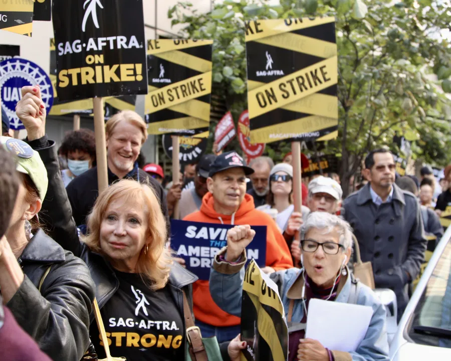 keep-holding-line-sag-aftra-members-strike-img5072.jpg